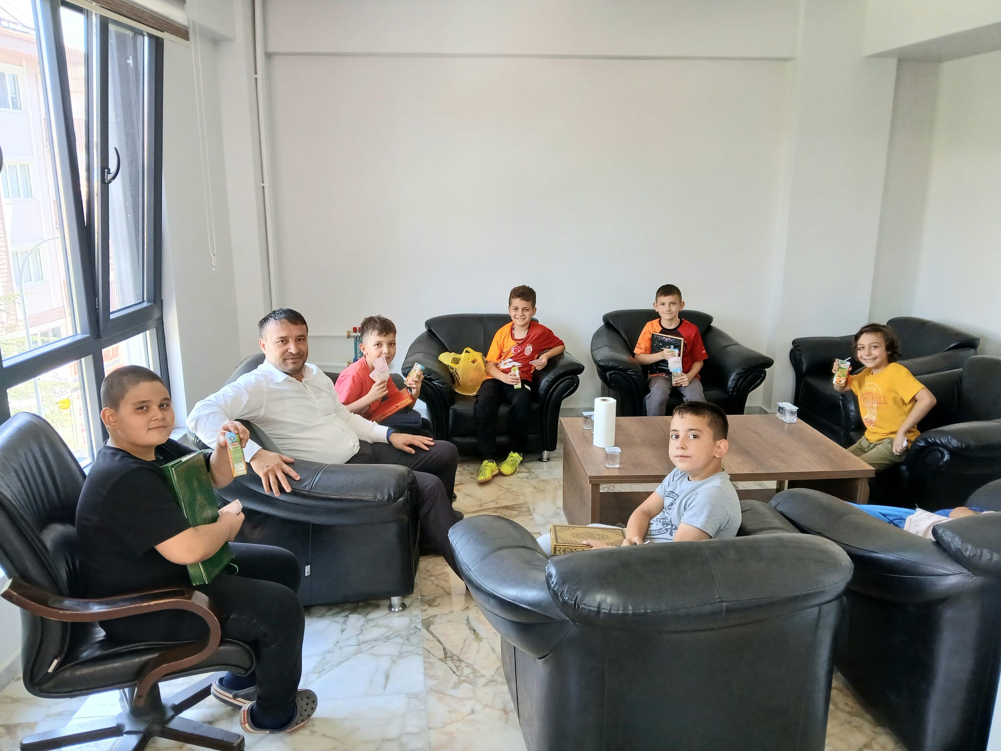 MHP Afyon İl Başkanı Kahveci'den Kur’an Okuyan Çocuklara Sürpriz Ziyaret